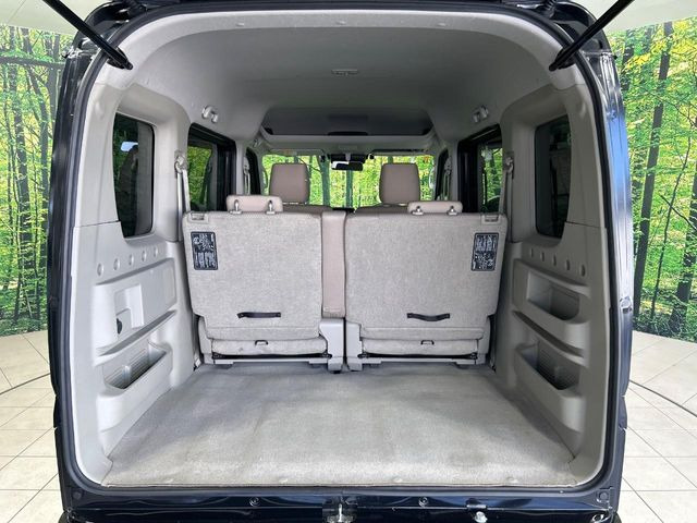 ���i�̂���������ʋ΁A���}���ɏ\���ȉ׎��X�y�[�X���m�ۂ��Ă���܂��B�Z�J���h�V�[�g��|���ƁA�傫�ȉו��̐ύڂ��\�ł���