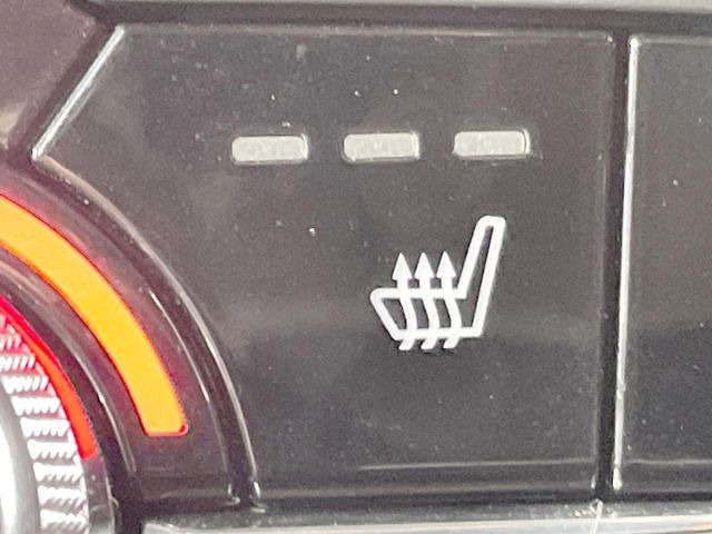 【シートヒーター】寒い日に重宝するシートヒーター!エアコンより早く温まってくれるので寒がりの人も安心ですね♪エアコンの温風は乾燥するから苦手、という方にもをおすすめです。