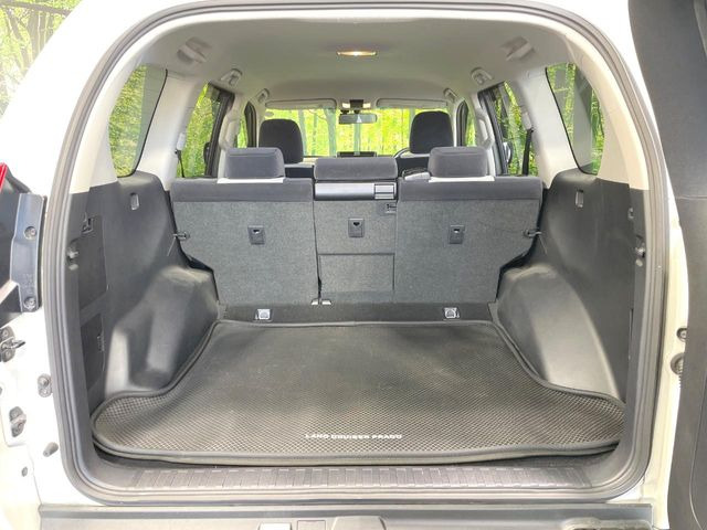 積み下ろしのしやすいデッキにはたっぷりと荷物を積み込んでいただけます。遊びから仕事まで、様々なシーンで頼れます♪