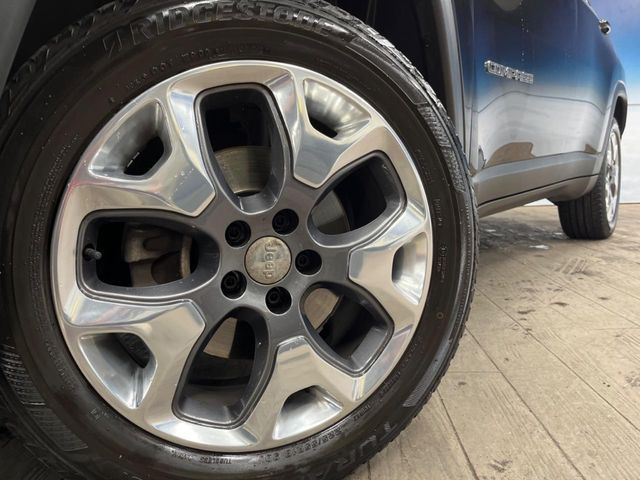 ●純正18インチアルミホイール:輸入車ならではの卓越した走りを支えるホイールと足回りです!日本車の走りに慣れている方にもぜひ体感して頂きたいほど、高いレベルでまとまっています!