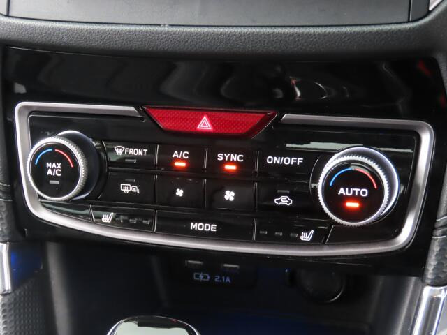 オートエアコン装備。温度設定ができて、室内快適ですよ。
