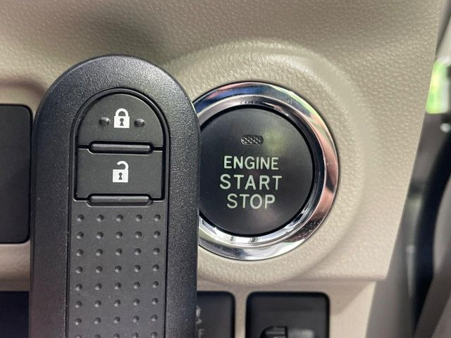 【キーフリーシステム】カバンやポケットに入れたままでもドアの施錠・解錠が可能なスマートキーを装備。エンジンのオン・オフ時もカギを取り出す必要が無いからとっても便利です♪