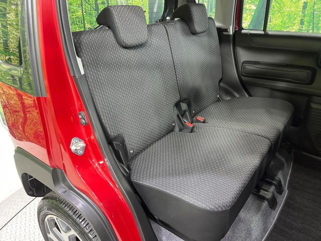 後部座席も気になるようなキズ・汚れやへたり等、大きなダメージはなく、良好な状態です。