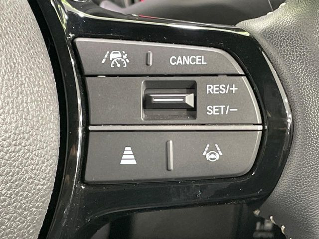 【アダプティブクルーズコントロール】高速道路での長距離走行が楽に!!自動で速度を保つクルーズコントロールが、衝突軽減システムと連携し、前方の車両を感知して車間を保つように速度調節してくれます!!