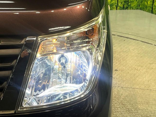 【HIDヘッドライト】非常に明るく前方を照らしてくれるので、悪天候や夜間の走行時も視界良好で安心してお乗りいただけます。