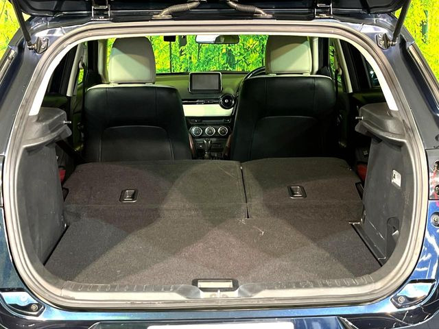 ���i�̂���������ʋ΁A���}���ɏ\���ȉ׎��X�y�[�X���m�ۂ��Ă���܂��B�Z�J���h�V�[�g��|���ƁA�傫�ȉו��̐ύڂ��\�ł���