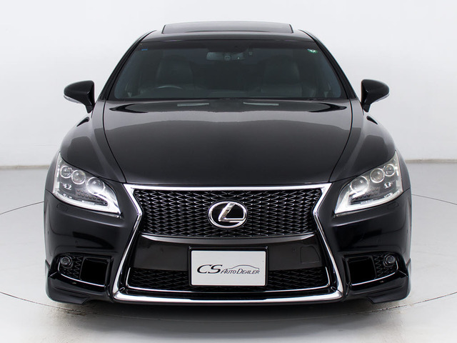 禁煙車です!室内は嫌なニオイも無く、すごく綺麗な状態です!禁煙車・・特にセダンタイプのお車では少ないですよね!!タバコのニオイが苦手なお客様必見です!快適にご乗車頂けます!!