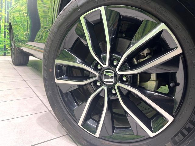 【純正18インチアルミホイール】外観にマッチした純正アルミホイールを装着しております。各種社外アルミホイールや、スタッドレスタイヤも取扱いしております。是非ご相談ください♪