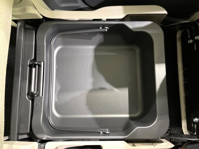 【シートアンダーボックス】シートの下に大容量の収納スペースが備わっており、靴や洗車グッズなど、外から見られたくないものをすっきり収納できて便利!