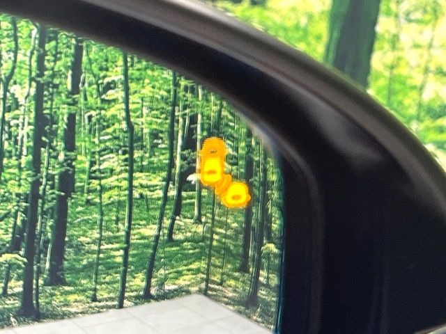 【ブラインドスポットインフォメーション】走行中、ドアミラーの死角になりやすい箇所に後続車が接近するとサイドミラー付近に警告を表示、ドライバーに注意喚起をしてくれます。