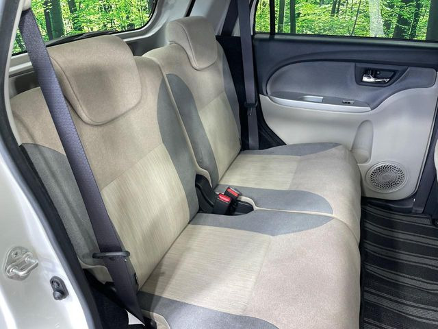 後部座席も気になるようなキズ・汚れやへたり等、大きなダメージはなく、良好な状態です。
