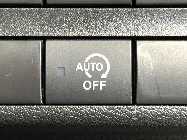 【アイドリングストップ】赤信号や渋滞で停車した際にエンジンを停止し、無駄な燃料の消費を抑えます。燃費向上や環境保護につなげる機能♪エンジンはブレーキを離せば再始動します。