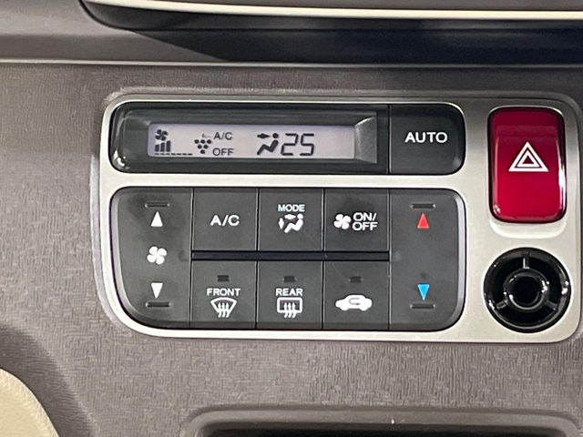 【オートエアコン】一度お好みの温度に設定すれば、車内の温度を検知し風量や温度を自動で調整。暑い…寒い…と何度もスイッチ操作をする必要はありません。快適な車内空間には必須の機能ですね♪