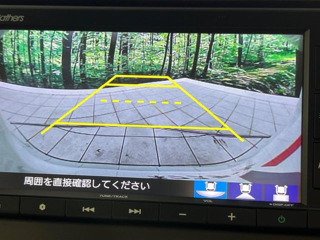 【バックカメラ】駐車時に後方がリアルタイム映像で確認できます。大型商業施設や立体駐車場での駐車時や、夜間のバック時に大活躍!運転スキルに関わらず、今や必須となった装備のひとつです!
