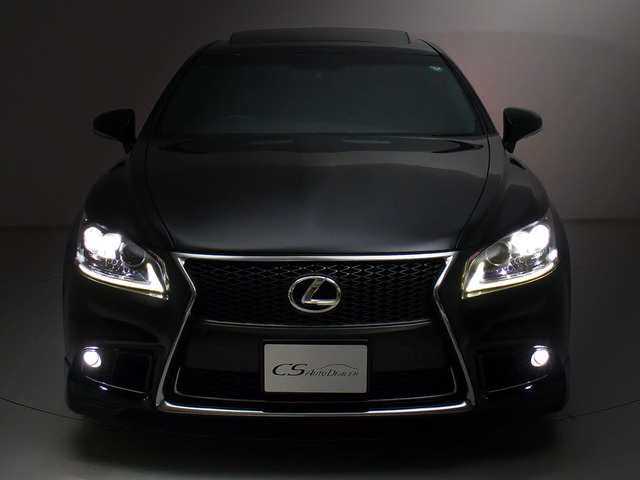 フロントビューの存在感をご覧ください!!ヘッドライトは視界良好のライト、さらにフォグライト搭載。デザイン性も高いのが特権です。