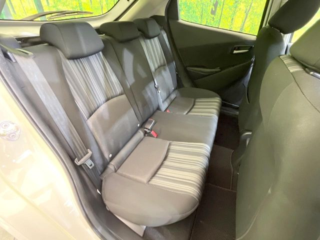 後部座席も気になるようなキズ・汚れやへたり等、大きなダメージはなく、良好な状態です。
