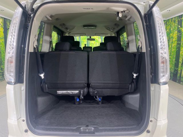 普段のお買い物や通勤、送迎等に十分な荷室スペースを確保しております。セカンドシートを倒すと、大きな荷物の積載も可能です♪