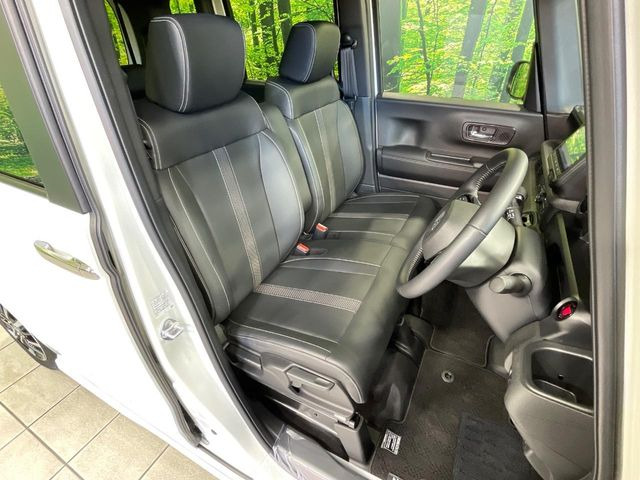 【ハーフレザーシート】高級感と座り心地を両立した人気のシート♪背面・座面のファブリック素材は、通気性の良さや滑りにくさに優れています。気温や服装に左右されず快適にお乗りいただけます。