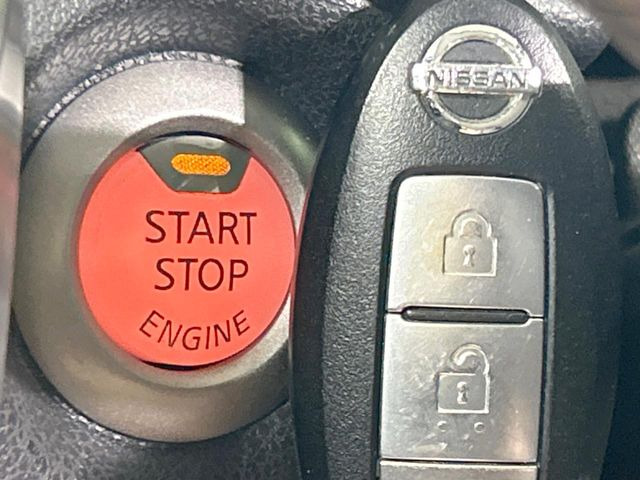 【インテリジェントキー】カバンやポケットに入れたままでもドアの施錠・解錠が可能なスマートキーを装備。エンジンのオン・オフ時もカギを取り出す必要が無いからとっても便利です♪