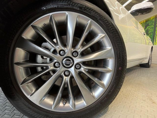 【純正18インチアルミホイール】外観にマッチした純正アルミホイールを装着しております。各種社外アルミホイールや、スタッドレスタイヤも取扱いしております。是非ご相談ください♪