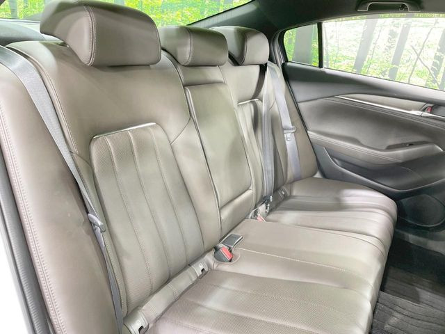 後部座席も気になるようなキズ・汚れやへたり等、大きなダメージはなく、良好な状態です。