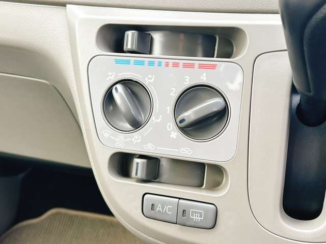 必需品のエアコン付き♪温度調節も簡単操作となっております!