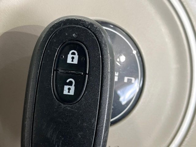 【キーレススタートシステム】カバンやポケットに入れたままでもドアの施錠・解錠が可能なスマートキーを装備。エンジンのオン・オフ時もカギを取り出す必要が無いからとっても便利です♪