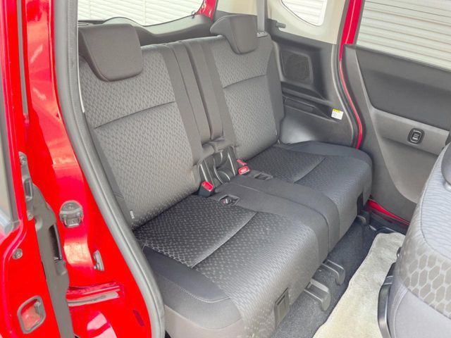 二列目中央はウォークスルーとなっております。二列目と三列目の移動や乗り降りがとっても楽になるので、乗り降りの際もストレスを感じることはありません♪