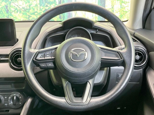 インテリアに合わせたデザインのステアリングは、運転される方のことも考え、運転しやすい形状、大きさです。是非一度、実際に触ってお確かめください。