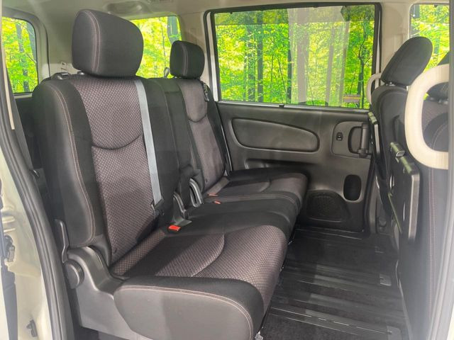 後部座席も気になるようなキズ・汚れやへたり等、大きなダメージはなく、良好な状態です。