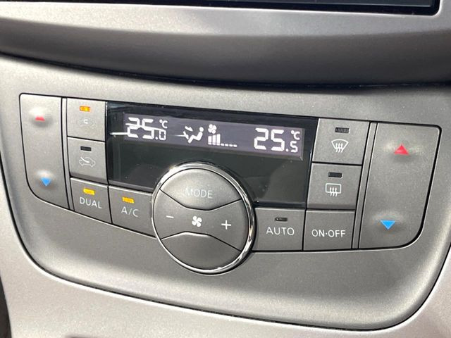 【左右独立型フルオートエアコン】運転席と助手席でそれぞれお好みの温度に設定可能。同乗者にも配慮した、快適な空調をお届け致します。