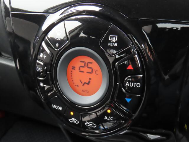 オートエアコン装備。温度設定ができて、室内快適ですよ。