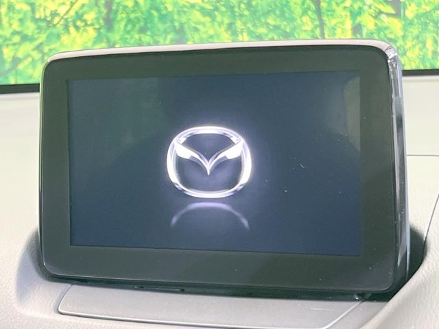 【マツダコネクトナビ】車内の雰囲気にマッチした一体型タイプのナビ。各種車輌設定やBluetooth再生等、様々な機能が楽しめます。直感的なダイヤル操作が可能で、使い勝手も良好です。