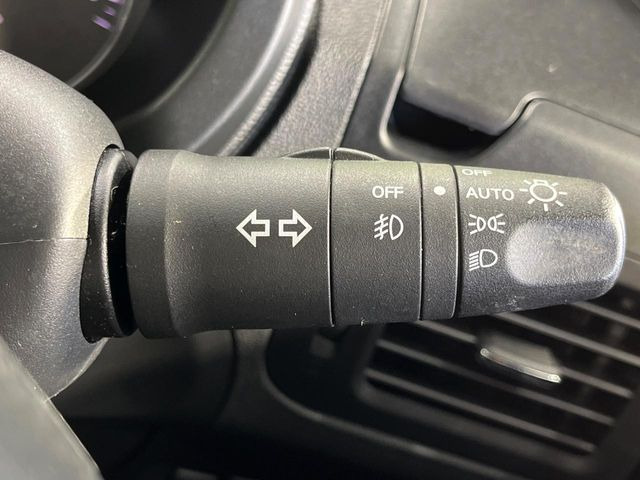 【オートライト】周りの明るさに応じて自動でヘッドライトの点灯・消灯ができる機能です!ライトの付け忘れ・消し忘れなどが無くなり、雨の日や夕方の走行も安心!トンネル通過時も便利ですね♪