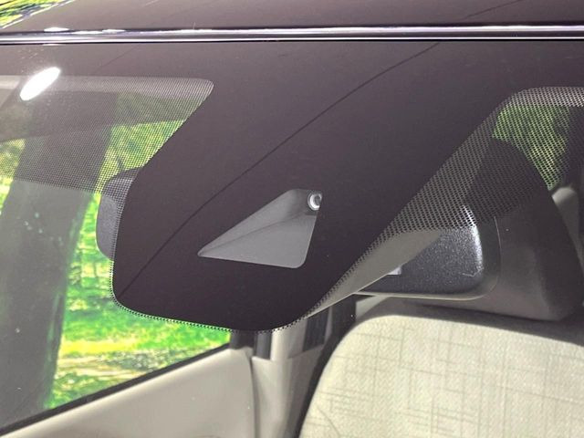 【インテリジェントエマージェンシーブレーキ】フロントカメラで前方の車両や歩行者を検知。衝突しそうな時は衝突被害軽減ブレーキが作動、衝突回避をサポート。より安全にドライブをお楽しみいただけます。