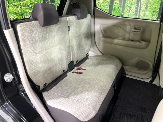 後部座席も気になるようなキズ・汚れやへたり等、大きなダメージはなく、良好な状態です。