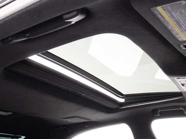 ★人気装備のサンルーフ!様々なドライブシーンで活躍してくれます!!開放感ある車内空間は気持ちがいいですよ!