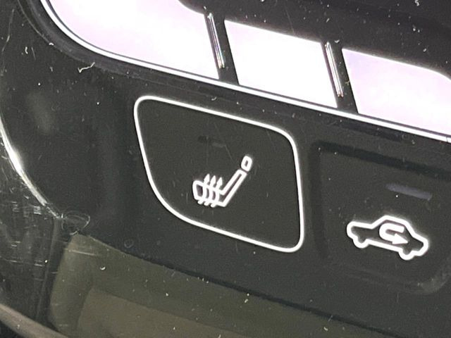 【シートヒーター】寒い日に重宝するシートヒーター!エアコンより早く温まってくれるので寒がりの人も安心ですね♪エアコンの温風は乾燥するから苦手、という方にもをおすすめです。