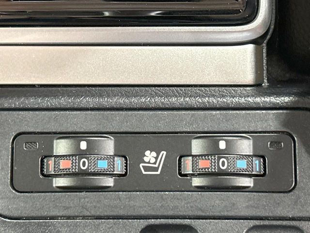 【シートベンチレーション】夏場は涼しい風でお尻や背中の熱やムレを防ぎ、冬はエアコンよりも早く温まってポカポカに!季節を問わず快適に過ごせます。