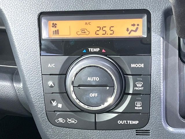 【オートエアコン】一度お好みの温度に設定すれば、車内の温度を検知し風量や温度を自動で調整。暑い…寒い…と何度もスイッチ操作をする必要はありません。快適な車内空間には必須の機能ですね♪