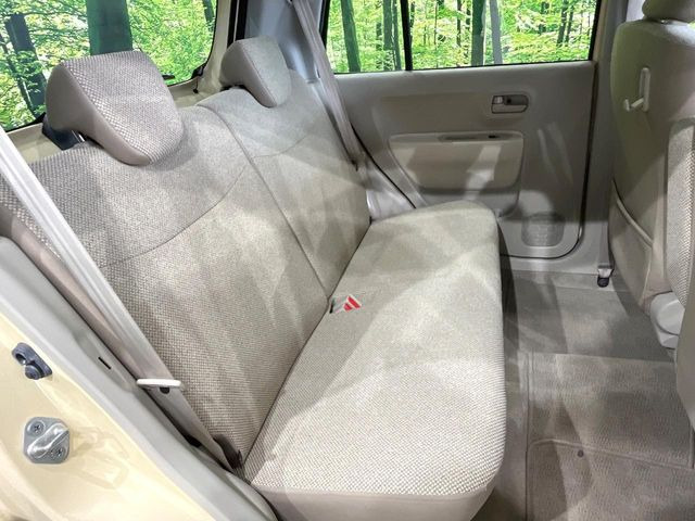 後部座席も気になるようなキズ・汚れやへたり等、大きなダメージはなく、良好な状態です。
