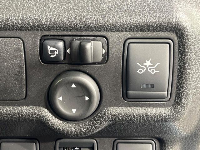 【エマージェンシーブレーキ】走行中に前方の車両等を認識し、衝突しそうな時は警報とブレーキで衝突回避と被害軽減をアシスト。より安全にドライブをお楽しみいただけます。