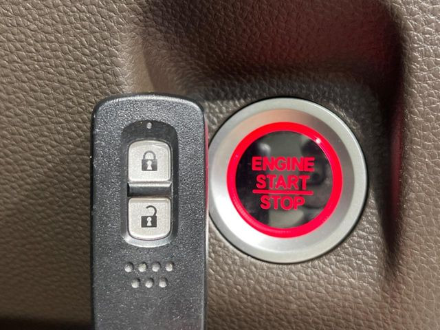 【Hondaスマートキー】カバンやポケットに入れたままでもドアの施錠・解錠が可能なスマートキーを装備。エンジンのオン・オフ時もカギを取り出す必要が無いからとっても便利です♪