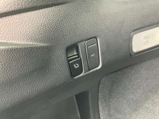 トランクから楽々後席シート倒せます!