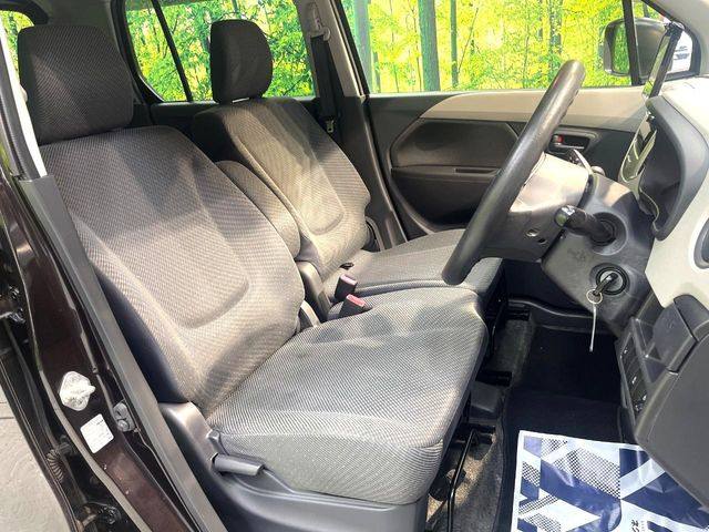 運転席まわりには十分なスペースがあり、大柄な方でもゆったり運転していただける環境です。