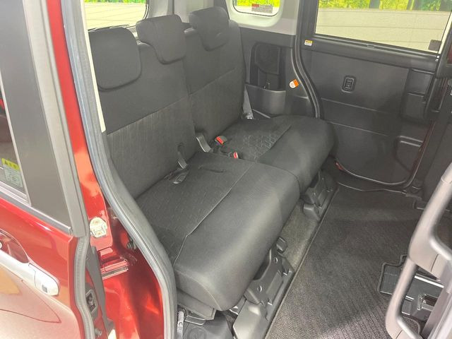 後部座席も気になるようなキズ・汚れやへたり等、大きなダメージはなく、良好な状態です。