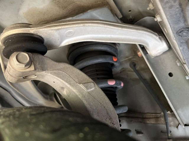 お車を安心してお乗りいただく為には、足回りの定期点検が欠かせません。サービスサポート(有償保証)では無料点検もご提供しており、安心のカーライフをお過ごしいただけるサポート体制が整っています。