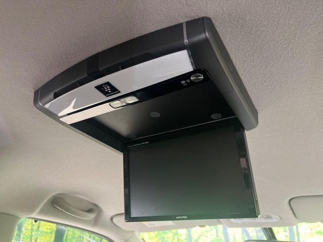 【フリップダウンモニター】大画面モニターで後席でもエンタメをお楽しみいただけます。小さなお子様にも大人気の装備です♪