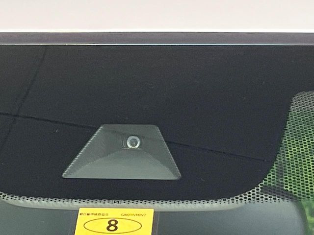 【ホンダセンシング】走行中に前方の車両等を認識し、衝突しそうな時は警報とブレーキで衝突回避と被害軽減をアシスト。より安全にドライブをお楽しみいただけます。