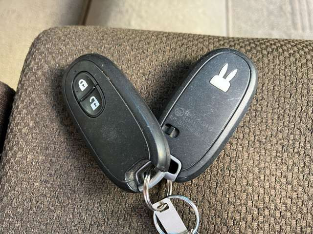 ★キーフリーシステム★リモコンキーを携帯していればキーをポケットなどから出さなくてもドアの施錠・解錠およびエンジン始動が出来ます!
